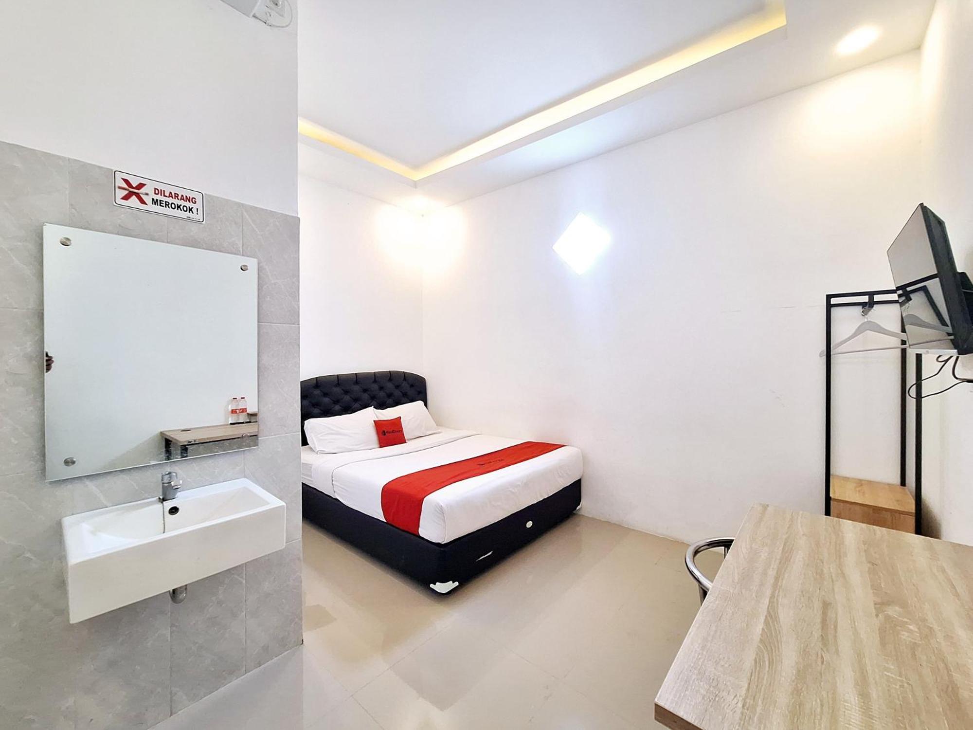 Отель Reddoorz Near Stasiun Kediri Кедири Экстерьер фото