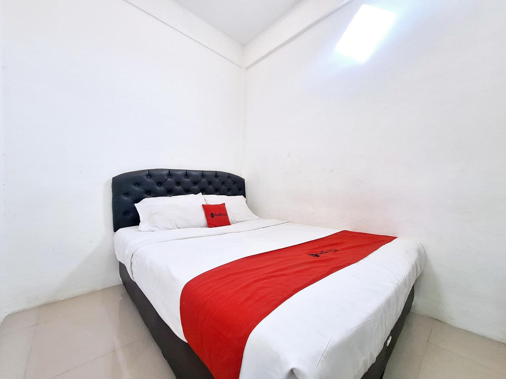 Отель Reddoorz Near Stasiun Kediri Кедири Экстерьер фото