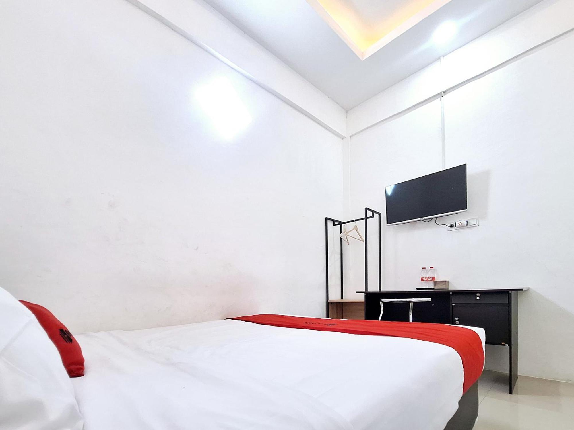 Отель Reddoorz Near Stasiun Kediri Кедири Экстерьер фото