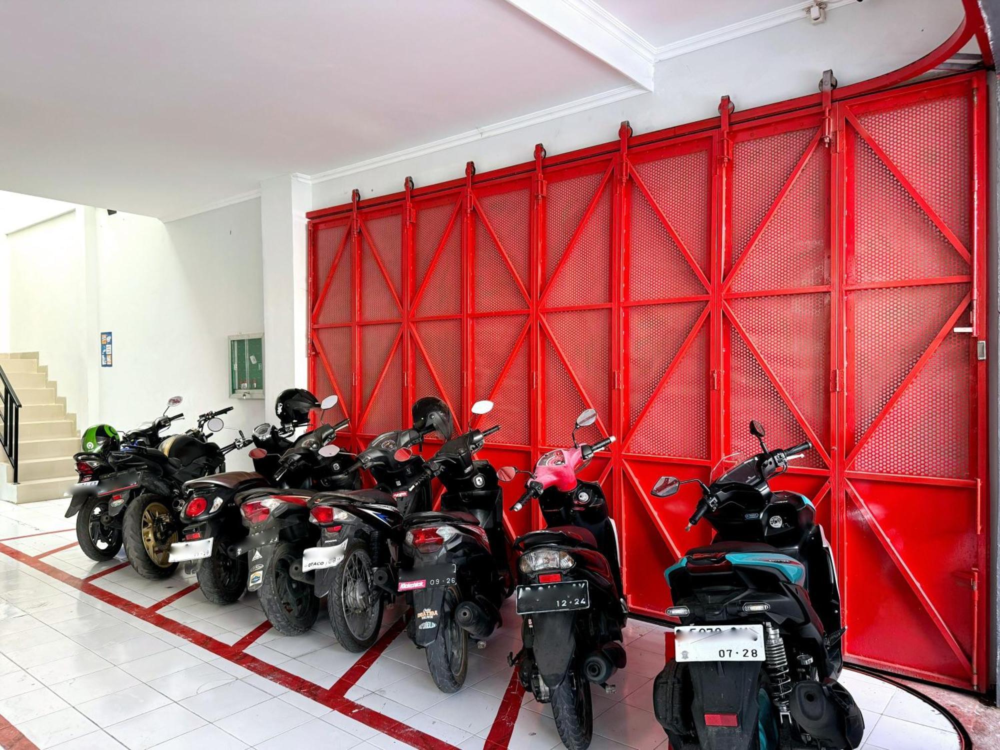 Отель Reddoorz Near Stasiun Kediri Кедири Экстерьер фото
